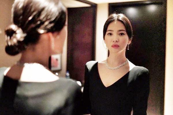 Váy xẻ khoe ngực lấp ló, Song Hye Kyo ngọt ngào bên người đàn ông chẳng phải Song Joong Ki - 11