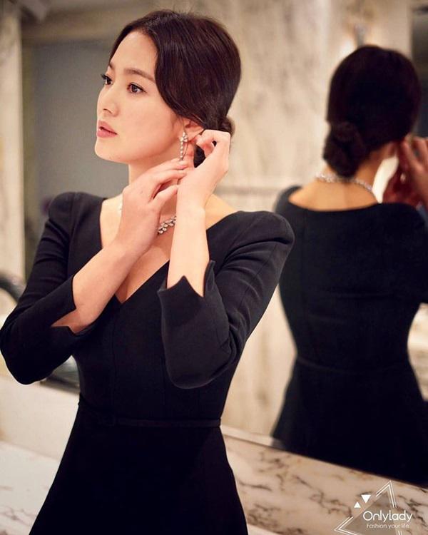 Váy xẻ khoe ngực lấp ló, Song Hye Kyo ngọt ngào bên người đàn ông chẳng phải Song Joong Ki - 12
