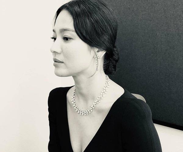 Váy xẻ khoe ngực lấp ló, Song Hye Kyo ngọt ngào bên người đàn ông chẳng phải Song Joong Ki - 13