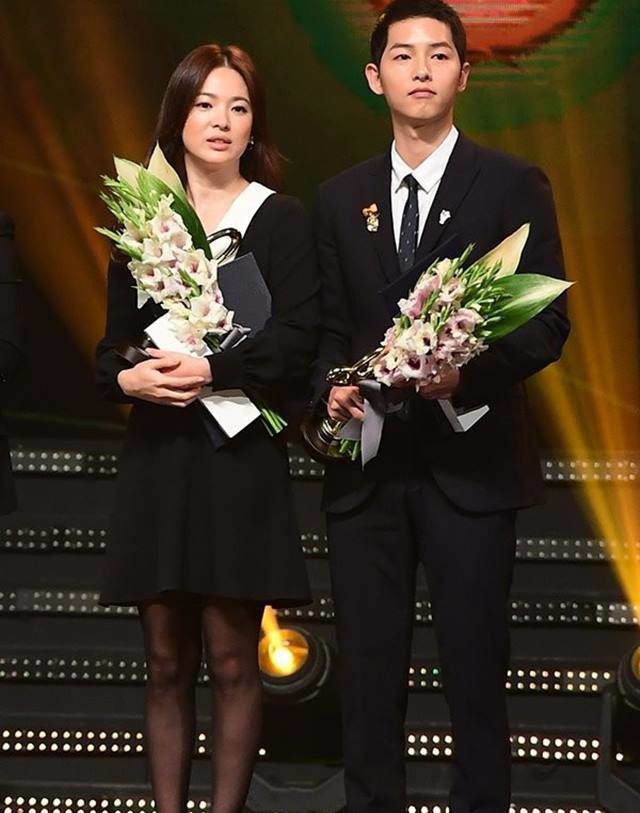 Không đeo nhẫn cưới, trang phục lộng lẫy, nhưng Song Hye Kyo vẫn khiến fan thất vọng vì... - 8