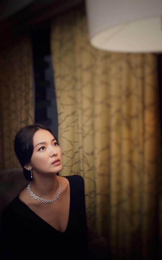 Không đeo nhẫn cưới, trang phục lộng lẫy, nhưng Song Hye Kyo vẫn khiến fan thất vọng vì... - 5