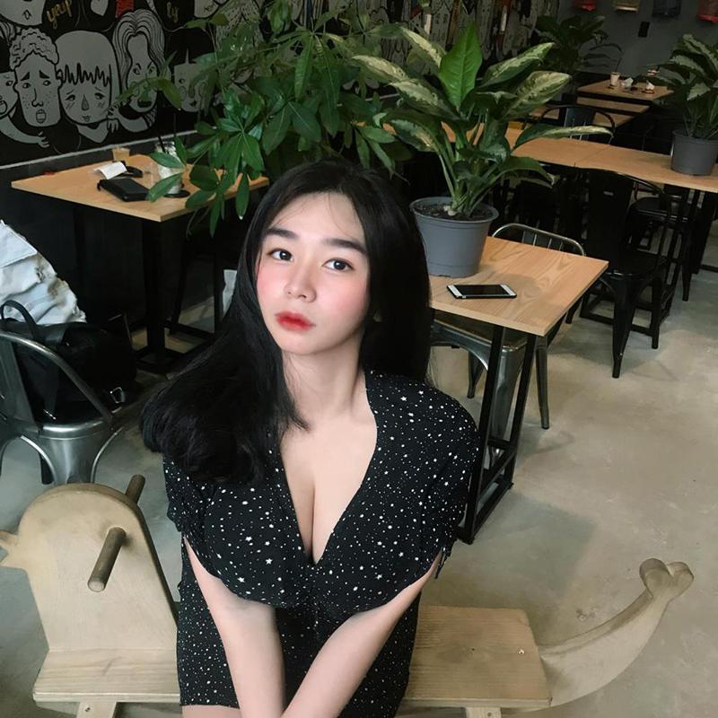 Thiên Di sinh năm 2001, hiện đang là học sinh lớp 12 tại TP Hồ Chí Minh. Cô nàng sở hữu vòng một khủng nên hay bị bạn bè trêu chọc, gọi là quái vật 3 đầu. Tuy vậy Di lại sở hữu một gương mặt xinh xắn và ngọt ngào. 
