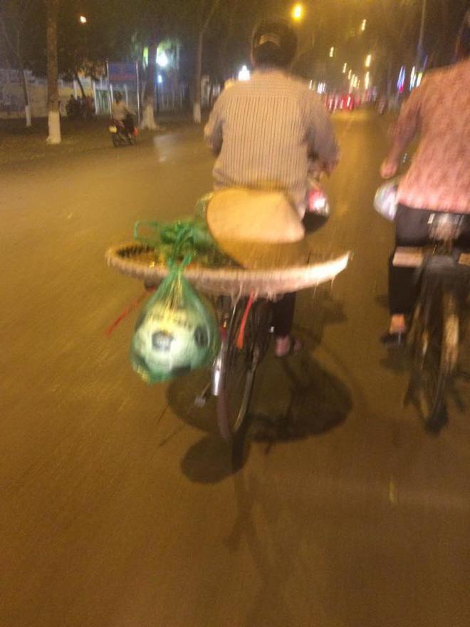 MẸ VÀ XE HÀNG RONG BIỂU TƯỢNG CỦA SỰ KIÊN TRÌ VÀ TÌNH MẪU TỬ THIÊNG LIÊNG