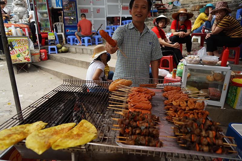 Thịt xiên các loại, xúc xích, bánh mì,... được người bán chào mời nhiệt tình.
