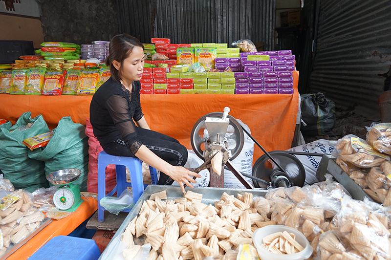 Bánh củ mài có vị ngọt thanh đạm và giòn xốp như bỏng, phù hợp với cả người lớn và trẻ con.
