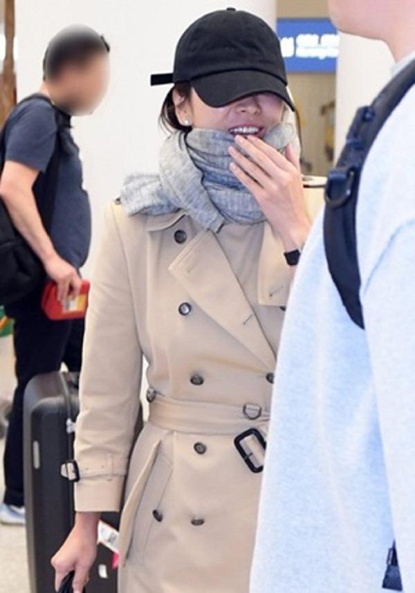 Song Hye Kyo bất ngờ bị soi amp;#34;đầu gối củ lạcamp;#34; sau chuyến đi công tác xa chồng - 3