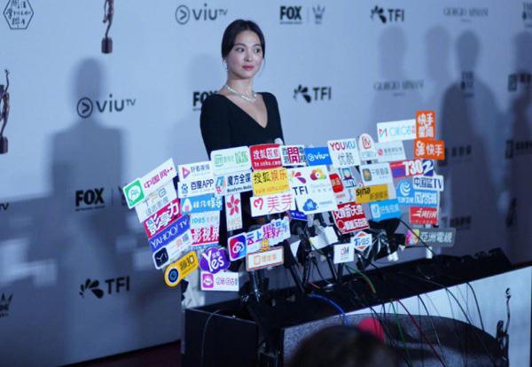 Song Hye Kyo bất ngờ bị soi amp;#34;đầu gối củ lạcamp;#34; sau chuyến đi công tác xa chồng - 1