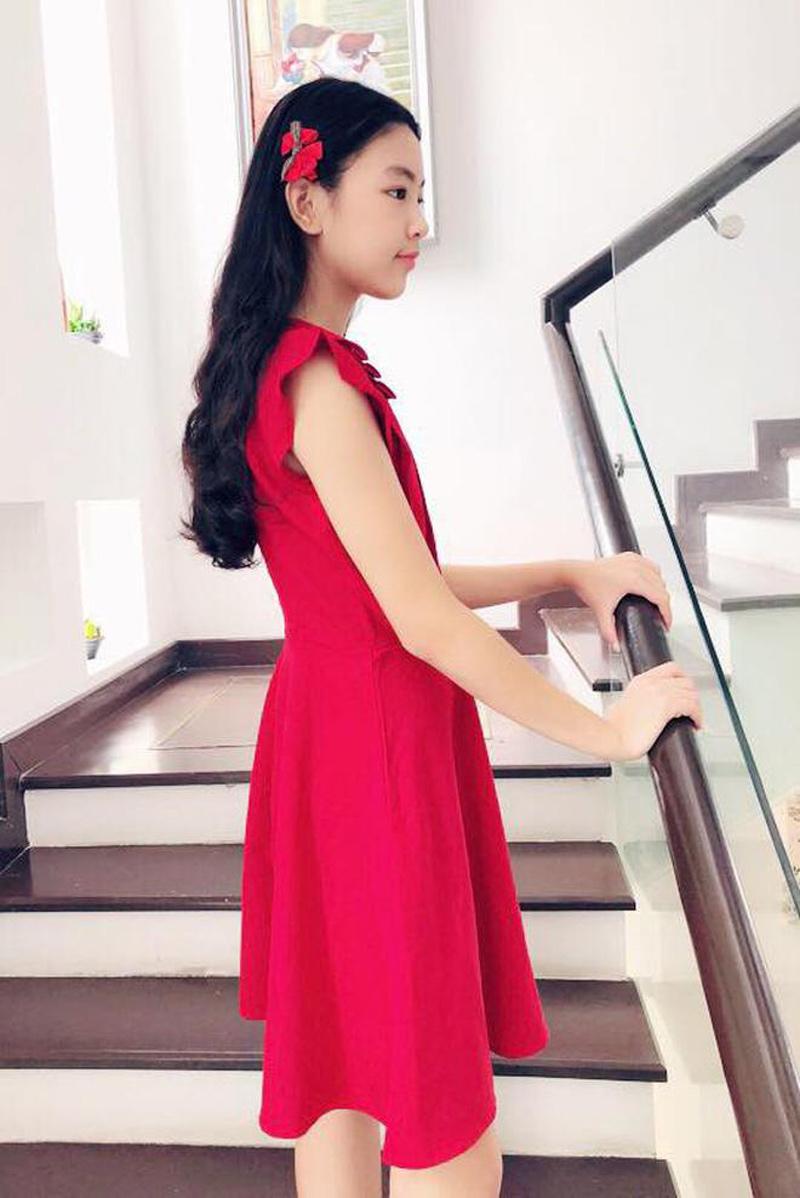 Mới 14 tuổi mà Lọ Lem đã ăn mặc rất có gu, mỗi chiếc váy đỏ tinh giản nhưng vẫn làm cho bé trở nên nổi bần bật thế này rồi. 
