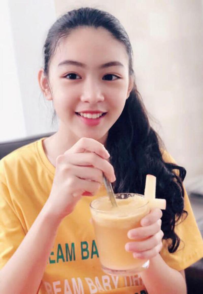 Cận cảnh đường nét trên gương mặt của cô con gái 14 tuổi của MC đình đám Quyền Linh. Cô bé Lọ Lem (tên thật là Thảo Linh, sinh năm 2005) luôn được người hâm mộ gọi bằng danh xưng Hoa hậu tương lai bởi nhan sắc và chiều cao vượt trội. 
