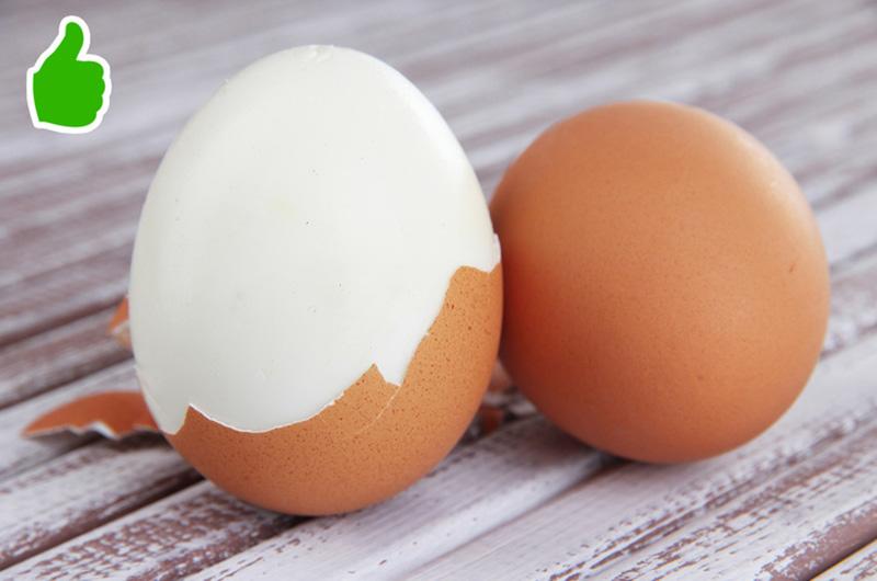Để bóc vỏ trứng nhanh và dễ hơn, hãy đập dập vỏ rồi ngâm trong nước lạnh một lát trước khi bóc.
