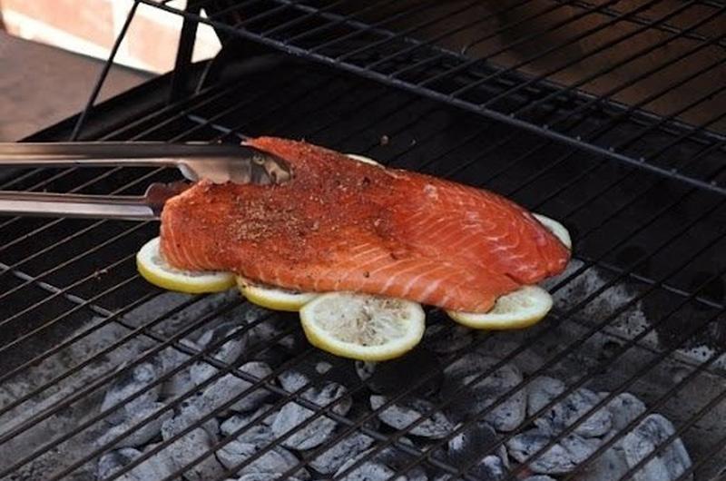 Đặt miếng cá nướng lên các lát chanh được đặt trên vỉ rồi nướng. Cá không bị cháy hay dính vỉ mà còn thơm ngon hơn.
