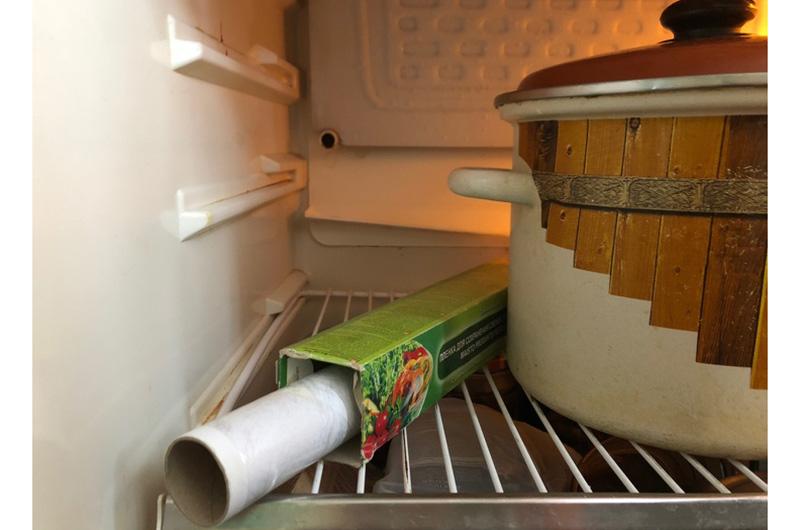 Cho màng bọc vào ngăn mát tủ lạnh, màng bọc sẽ dễ lấy hơn và không bị dính vào nhau khi dùng.
