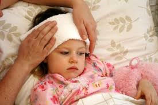 Khi trẻ bị sốt, không nên chườm lạnh nếu không muốn nhận hậu quả này - 1