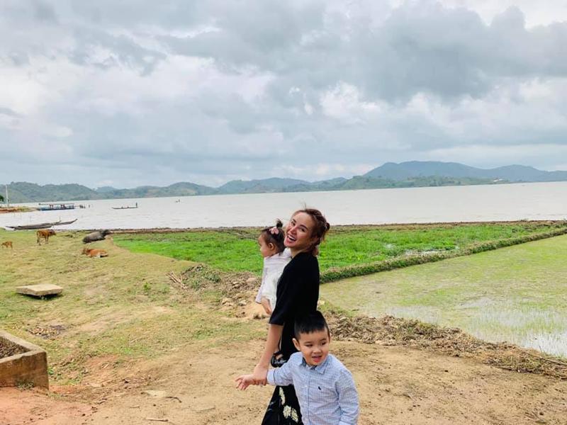 Vy Oanh từng chia sẻ trong sự kiện, vì con trai của cô bị rối loạn ngôn ngữ do nghe quá nhiều tiếng Anh lẫn tiếng Việt nên phát âm không chuẩn.
