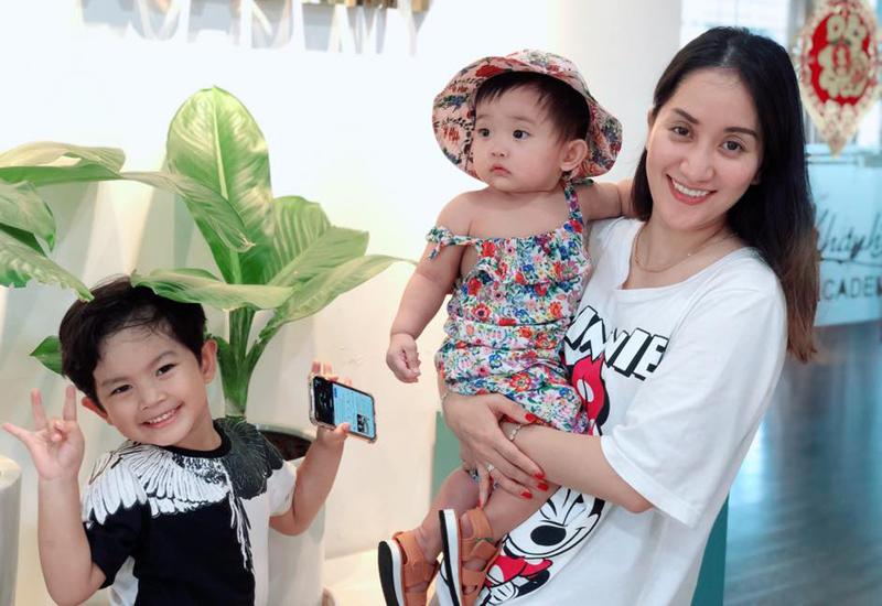 Cách đây ít giờ, trên fanpage mang tên hai con, nữ kiện tướng dancesport Khánh Thi chia sẻ một vài bức ảnh chụp cùng hai bé.
