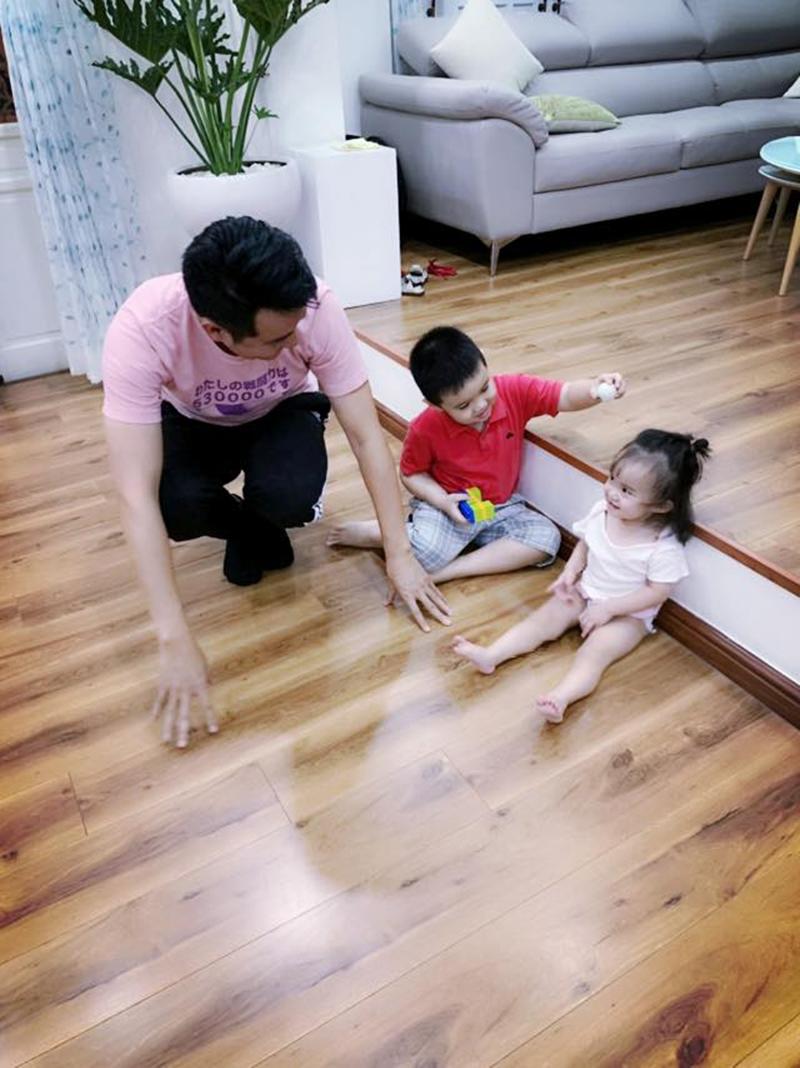 Cậu bé và em gái thích thú xem ca sĩ Nguyễn Phi Hùng uốn dẻo.
