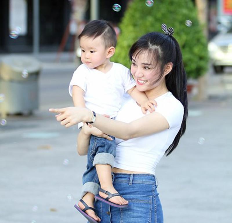 Từ hồi con trai 1 tuổi, Vy Oanh đã khoe chiều cao vượt trội của bé. Khi còn ở Mỹ, con trai cô luôn được bác sĩ khen khoẻ mạnh, lanh lẹ và phát triển sớm hơn những em nhỏ khác.
