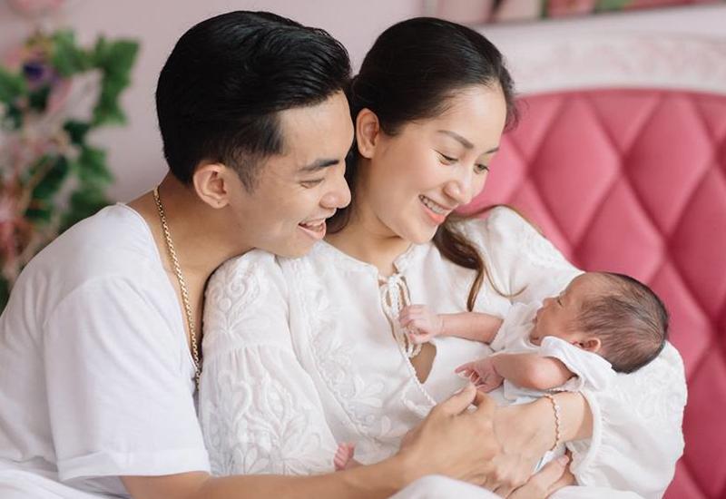Còn nhớ cách đây khoảng 10 tháng, vào ngày 13/6/2018, Khánh Thi và Phan Hiển hạnh phúc chào đón cô con gái mang tên Anna Vương Diễm.
