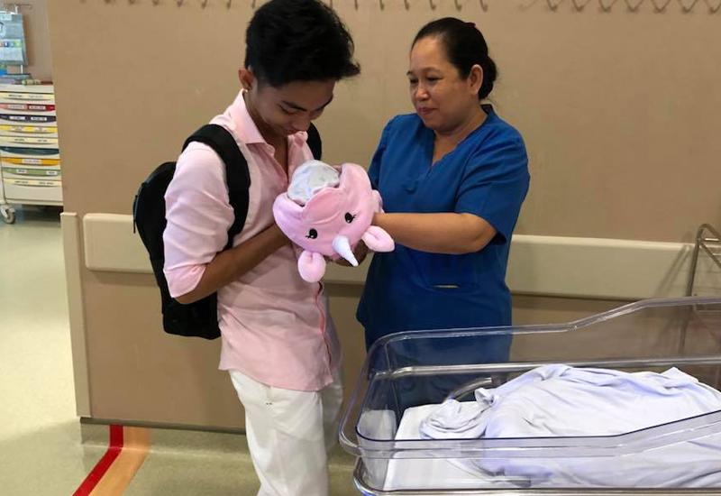 Cô bé sinh sớm so với ngày dự sinh 6 tuần và chỉ nặng 2,2kg, phải ở lại bệnh viện để được chăm sóc.
