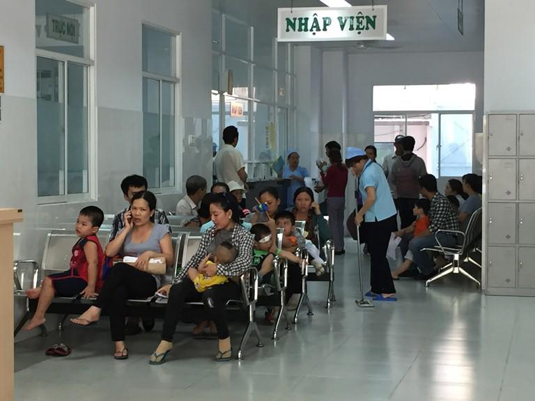 sai gon nang nong kinh hoang 40 do c, nguoi dan vat lon ngoai duong, trong benh vien - 11