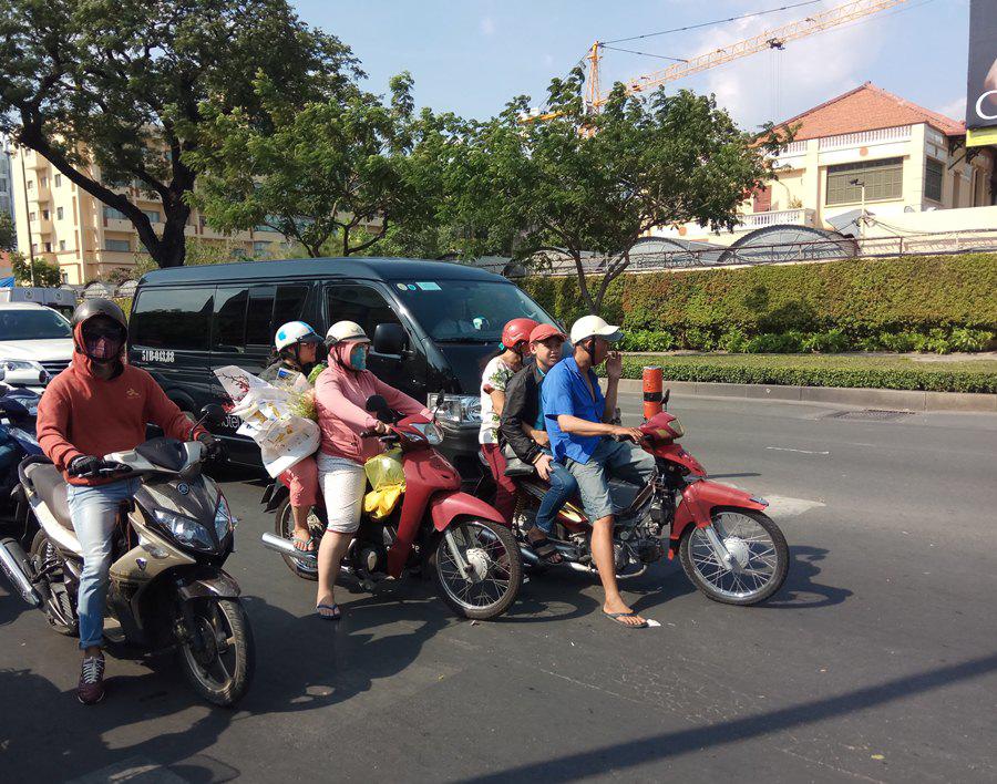 sai gon nang nong kinh hoang 40 do c, nguoi dan vat lon ngoai duong, trong benh vien - 4
