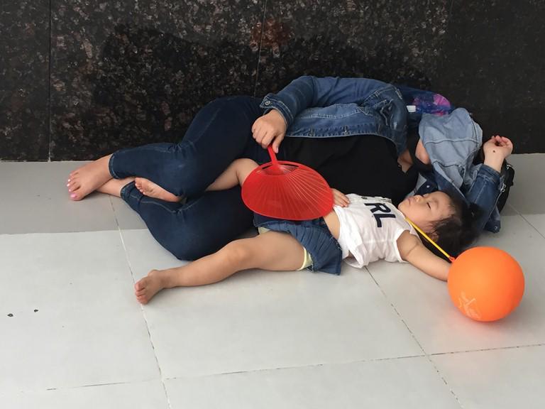 sai gon nang nong kinh hoang 40 do c, nguoi dan vat lon ngoai duong, trong benh vien - 13