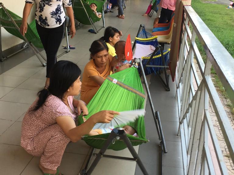 sai gon nang nong kinh hoang 40 do c, nguoi dan vat lon ngoai duong, trong benh vien - 14