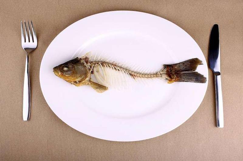 Xương cá giàu canxi và cũng có lượng dinh dưỡng nhất định. Ngày nay, ngày càng có nhiều món ăn được chế biến từ xương cá bằng cách nấu cháo, ninh kỹ. 
