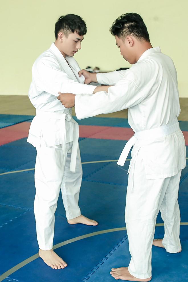 Từ bỏ hiền ảnh ngoan hiền, Isaac chăm chỉ tập võ để đóng phim hành động? - 3