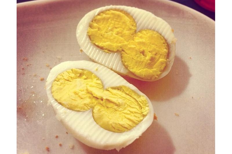 Người ta nói rằng, cơ hội để được ăn một quả trứng hai lòng có tỉ lệ 1:1000. Bạn đã thấy mình may mắn cỡ nào chưa? 
