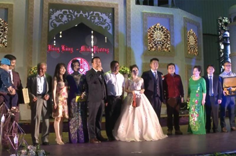 3. Đám cưới tổ chức 15 ngày, mời 30 người nổi tiếng hát

Cuối năm 2017, dư luận xôn xao về một đám cưới 'khủng' tổ chức tại một khu công nghiệp ở Từ Sơn, Bắc Ninh.
