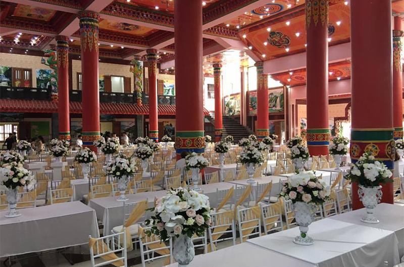 Đám cưới với hàng nghìn khách mời, hội trường được bày biện trang trí như cung điện xứ Ba Tư. Toàn bộ đám cưới của cặp đôi có gia thế khủng này đã phải chuẩn bị rất kỳ công và kéo dài 15 ngày.
