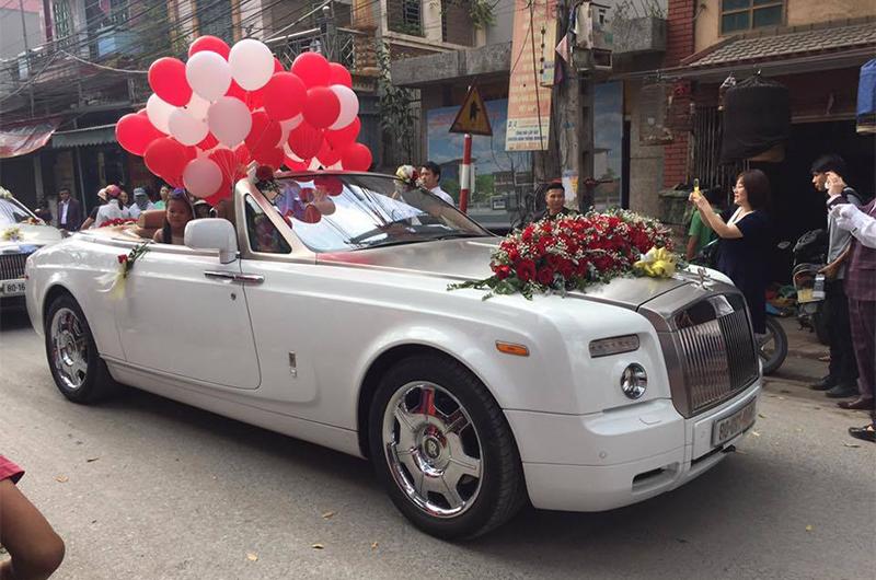 Chú rể tên là Mẫn Ngọc Hồng Kông, SN 1995 là con trai cả của ông chủ khu công nghiệp này, còn cô dâu là Minh Phượng (SN 1995), con một đại gia gốm sứ nổi tiếng. Dàn xe rước dâu gồm nhiều xe Rolls-Royce và pháo hoa bắn rợp trời.
