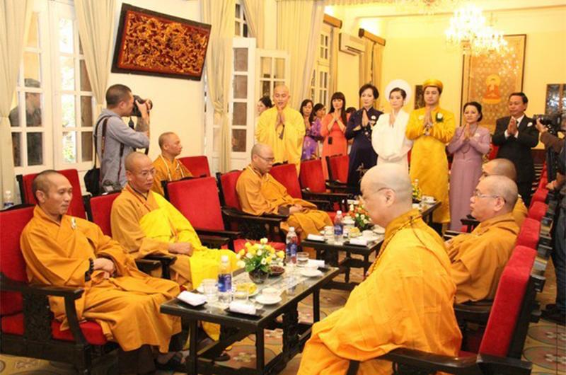 Trước khi tổ chức lễ cưới theo phong cách phương Tây tại khách sạn 5 sao vào ngày 19/10/2014, con gái bà chủ Tập đoàn Nam Cường đã tổ chức lễ cưới giản dị theo phong cách Phật giáo tại chùa Quán Sứ (Hà Nội).
