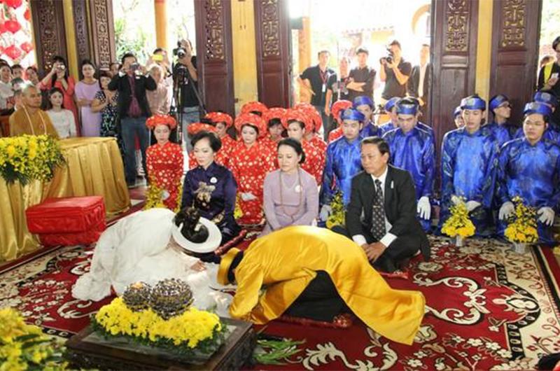 Lễ cưới tại chùa được gọi lễ hằng thuận, và Trần Thị Quỳnh Ngọc, có pháp danh Diệu Bảo. Còn chồng cô, Nguyễn Đức Thiện – pháp danh Minh Tâm.
