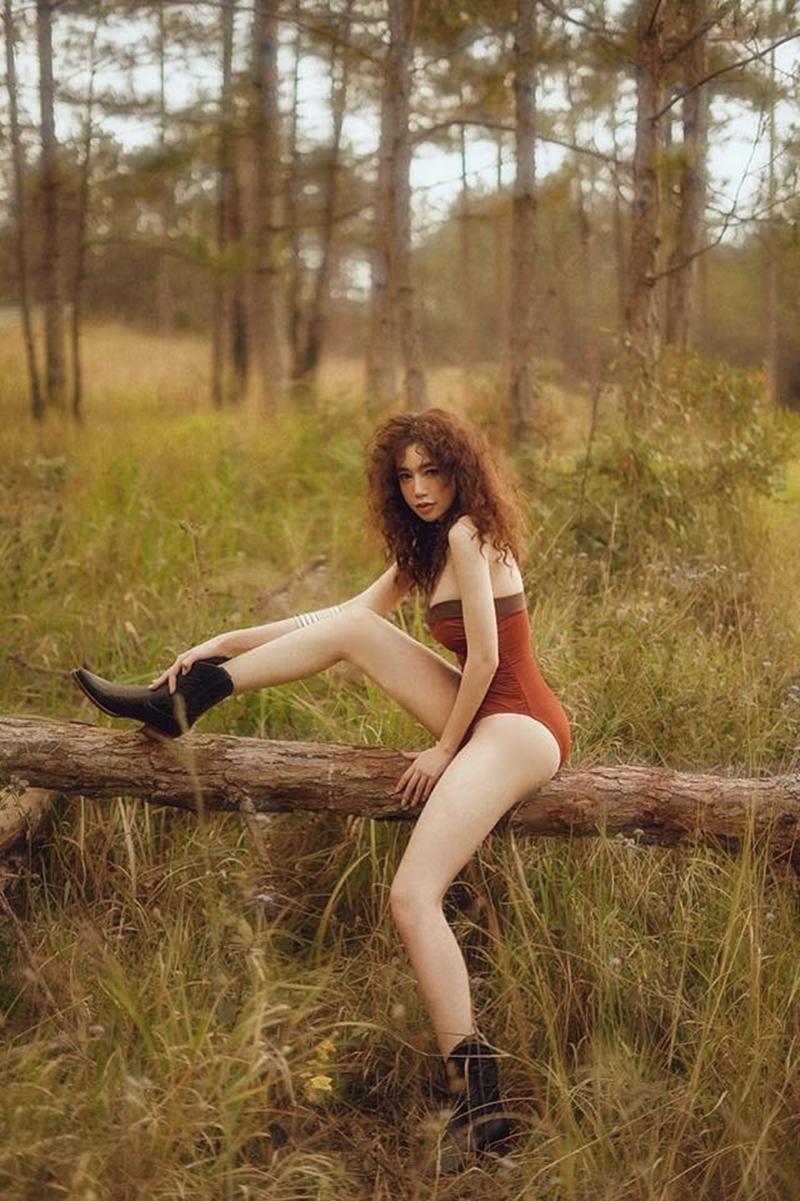Mới đây, Elly Trần khoe bộ ảnh thả dáng vô cùng quyến rũ trong trang phục sexy giữa rừng.
