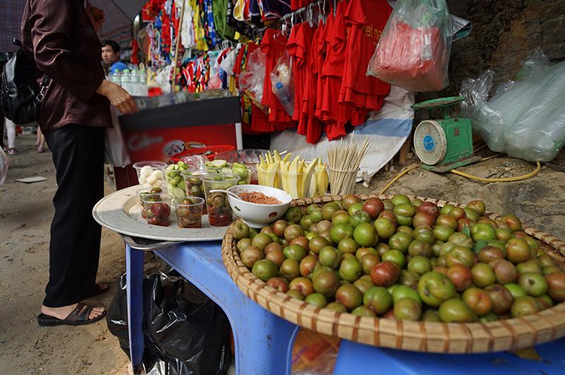 Với những tín đồ ẩm thực, Chùa Hương không hề nhàm chán bởi nơi đây không thiếu những món quà vặt để du khách có thể mang theo ăn dọc đường.
