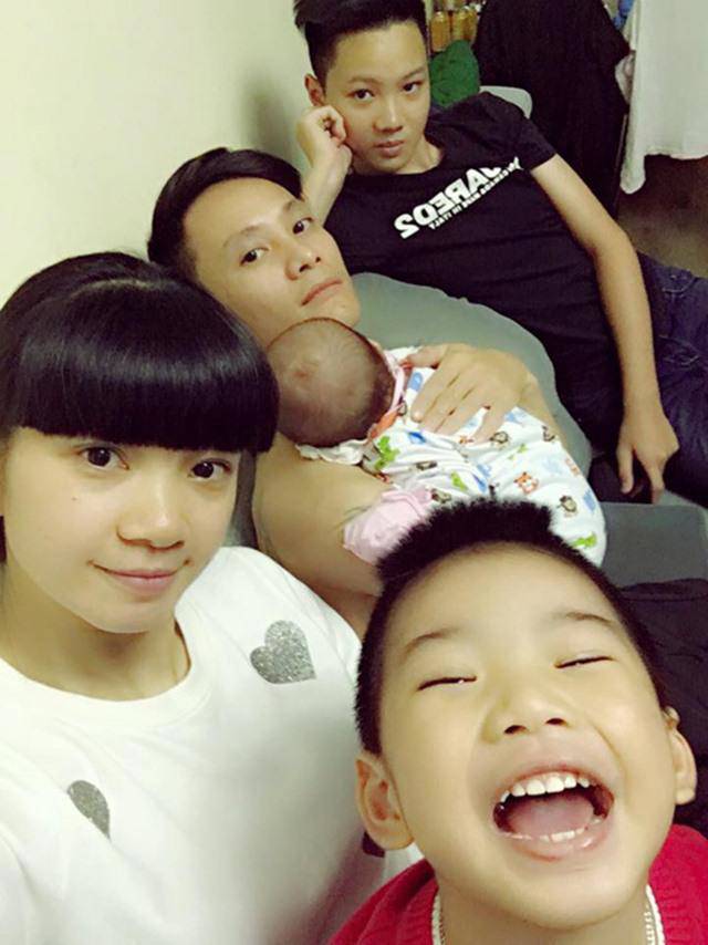 Sao Việt 24h: Gia đình vợ siêu mẫu - chồng nhỏ con, nhìn con trai hơn 1m9 mà choáng - 2