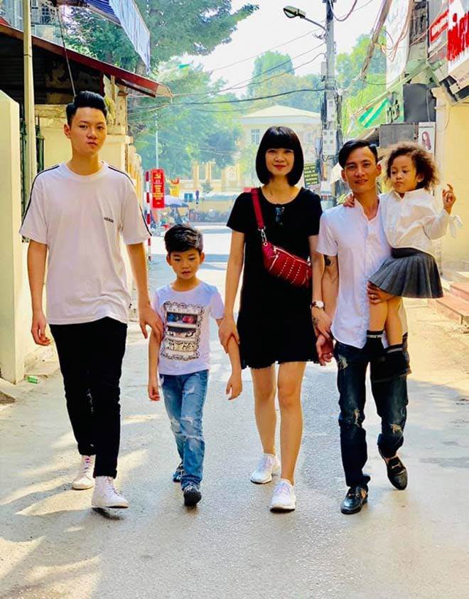 Sao Việt 24h: Gia đình vợ siêu mẫu - chồng nhỏ con, nhìn con trai hơn 1m9 mà choáng - 1