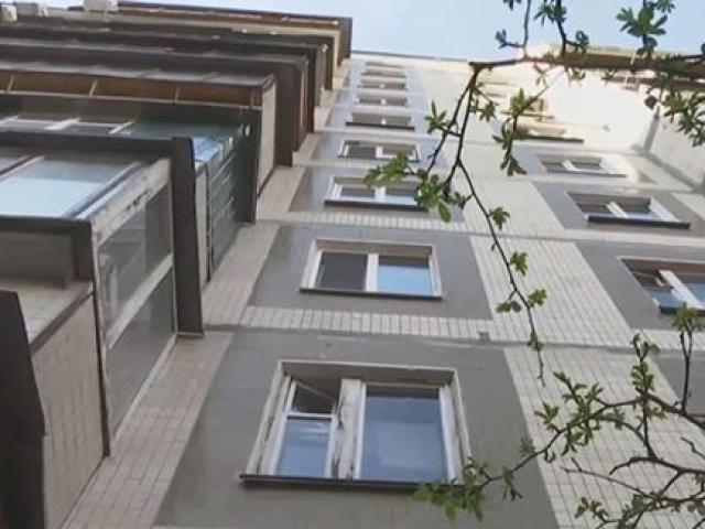 Mẹ mải ngủ vì say rượu, bé gái nguy kịch vì rơi xuống từ tầng 6 chung cư cao 18m