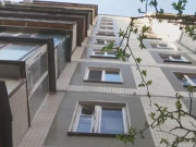 Tin tức - Mẹ mải ngủ vì say rượu, bé gái nguy kịch vì rơi xuống từ tầng 6 chung cư cao 18m