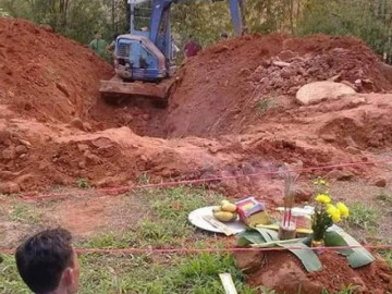 2 tháng không liên lạc được, mẹ phát hiện thi thể con cuốn chăn dưới giếng nước hoang