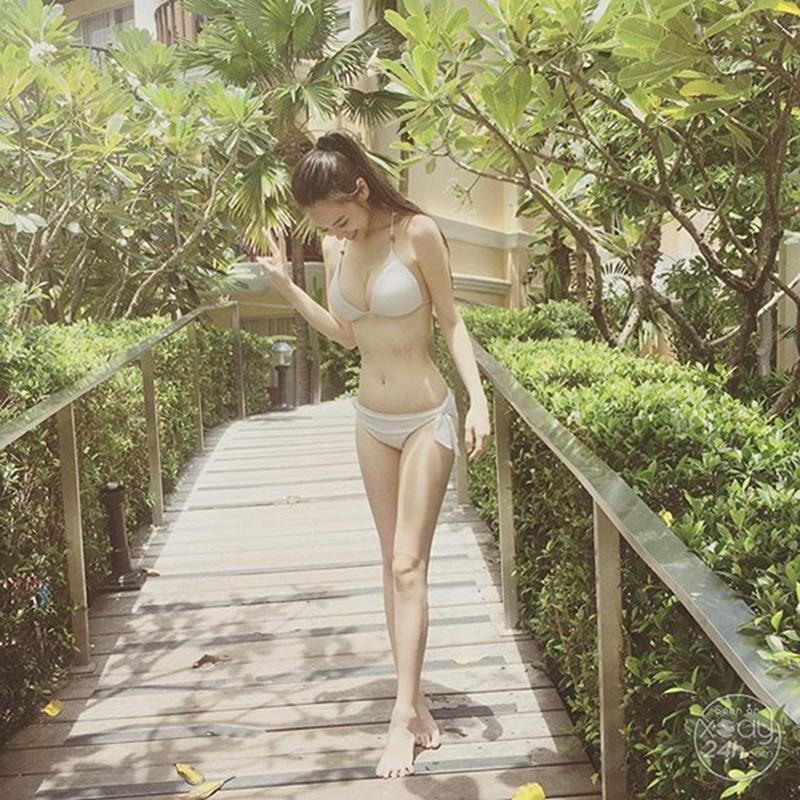 Chắc hẳn sẽ rất nhiều cô gái cảm thấy ngưỡng mộ cùng chút ghen tỵ với khả năng chinh phục cực “ngọt” những set bikini hai mảnh khó nhằn này của Trương Khải Linh.
