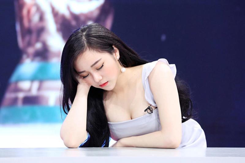 Là fan đội tuyển Nhật Bản trong chương trình Nóng cùng World Cup 2018, Nguyễn Thủy Tiên  được biết đến với biệt danh "Hot girl ngủ gật".
