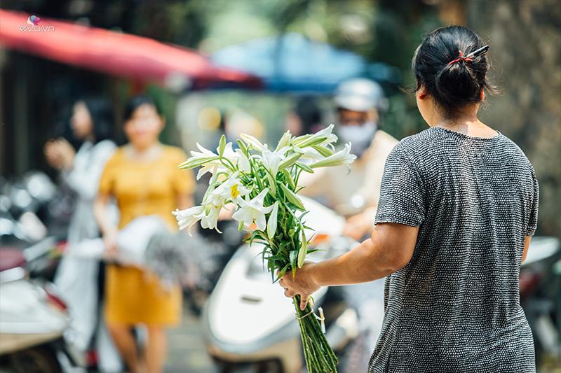 Đây cũng là mùa của hoa loa kèn, một trong những loài hoa nổi tiếng nhất đất Hà thành. Những chiếc xe chở hoa bán rong ngoài đường vô tình góp thêm nét đẹp cho đường Phan Đình Phùng.
