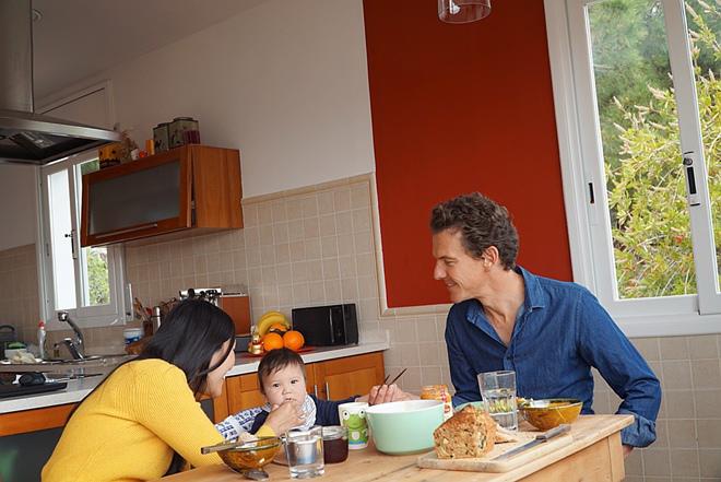 Lấy chồng tây, ca sĩ chọn ở nhà chăm con, bất ngờ với quan điểm dạy cháu của mẹ chồng - 4