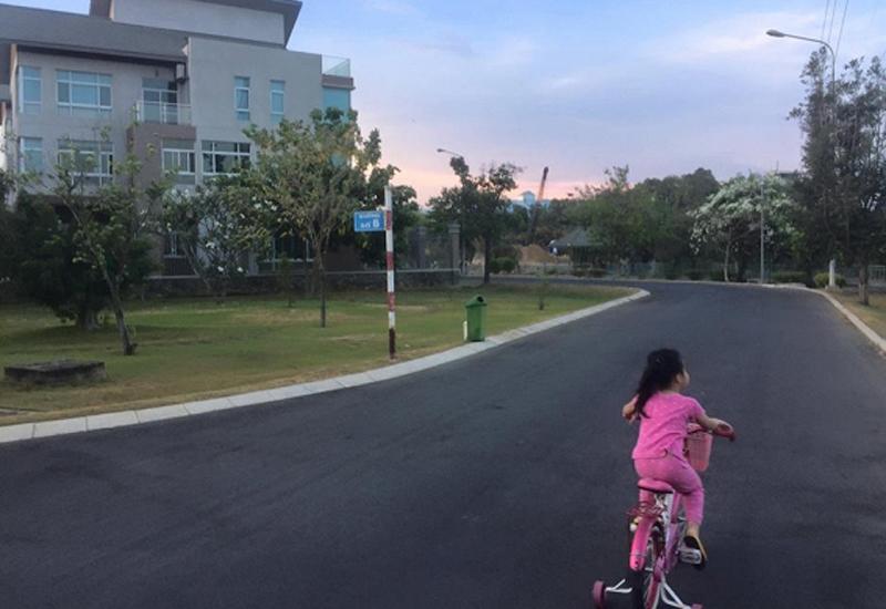 Trong một lần chia sẻ khoảnh khắc đạp xe cùng con gái, Thủy Tiên viết: 'Chiều mát rủ em đạp xe đi hóng gió, dắt xe ra cửa đạp chừng 100 mét là em tự nói với cái xe đạp “cái gì mà mệt dữ vậy chời” xong bỏ xe giữa đường đi bộ về nhà coi hoạt hình tiếp'.
