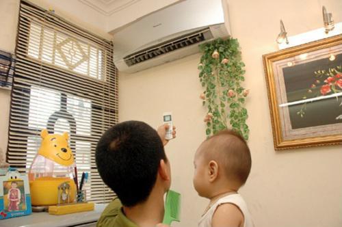 troi nong buc, nen de nhiet do trong phong dieu hoa la bao nhieu de tot cho tre? - 1
