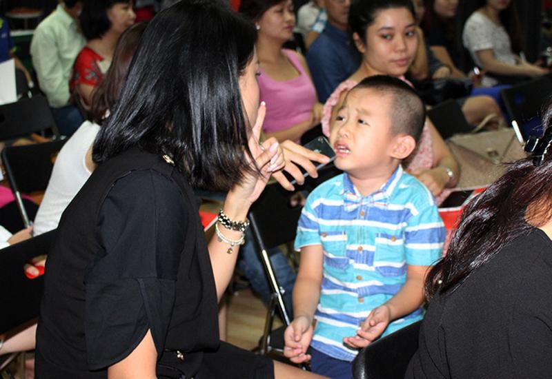 Vân Hugo nhắc nhở con trai không được quậy phá và làm ồn, nhưng bé Tường Minh không nghe lời. Cậu bật khóc ngay giữa hội trường khiến nữ MC bối rối.
