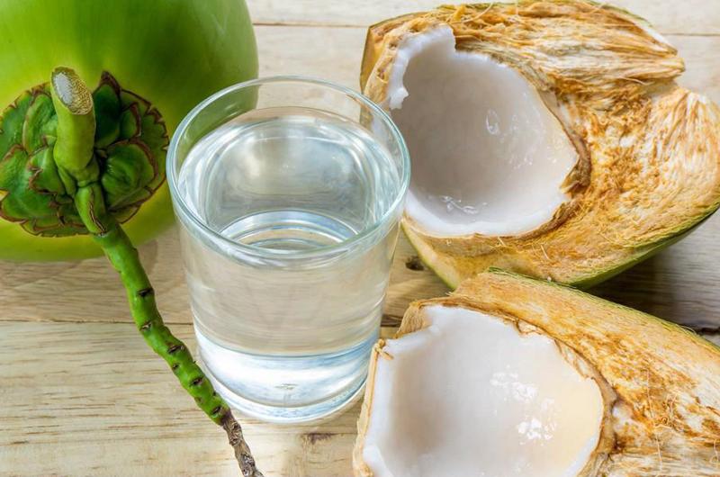 "Nước dừa là một món quà mà Thượng đế đã ban tặng cho con người. Một quả dừa, từ phần cùi cho đến phần nước đều tốt cho sức khỏe", chuyên gia dinh dưỡng Lauren Richer đến từ Canada cho biết.
